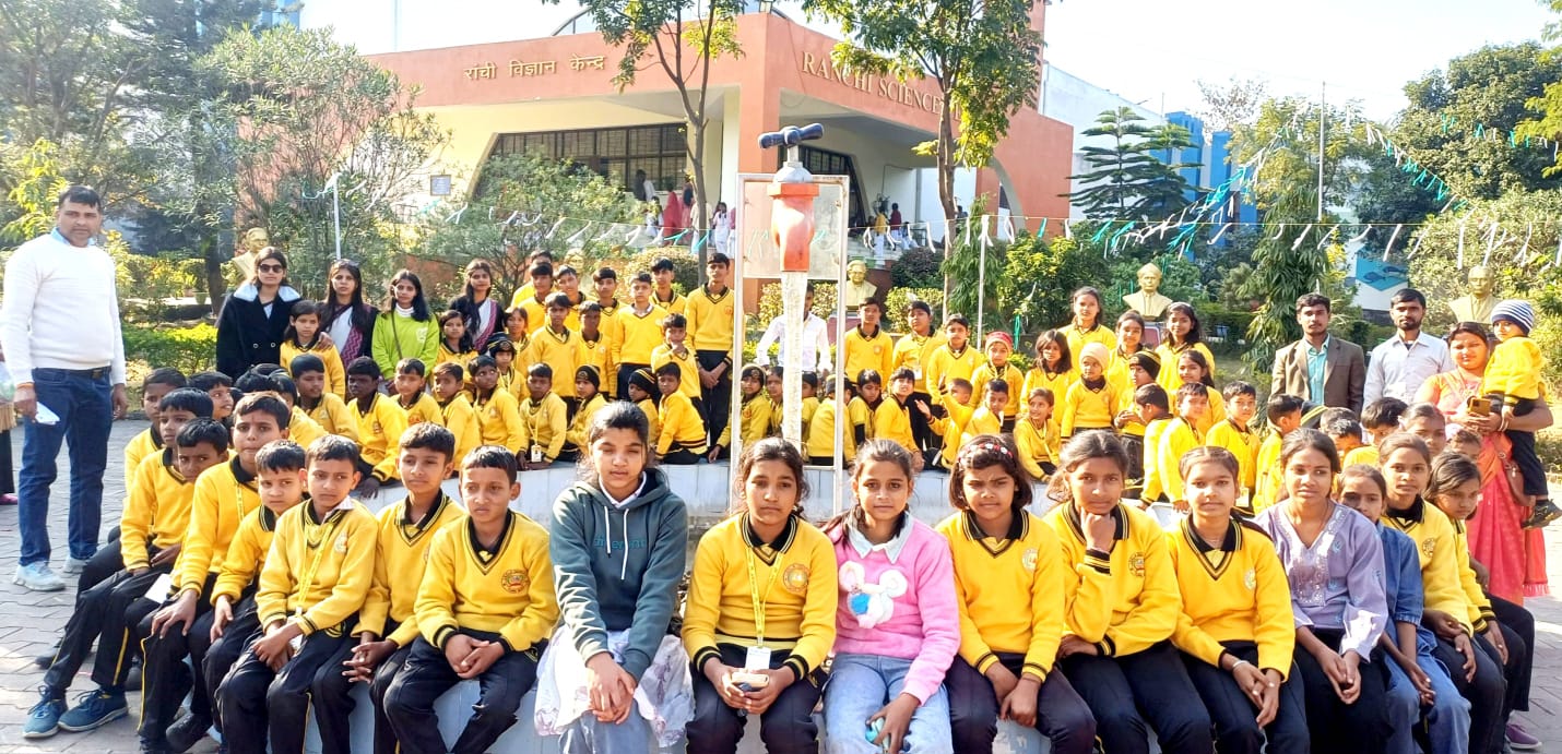 The children of Leela Gurukul Turkabad made an educational tour of the Science Centre and Birsa Biological Park