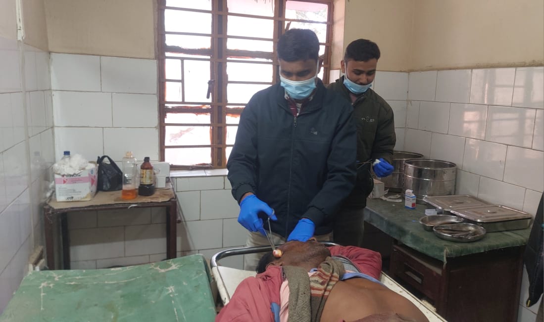 दुलाडीह में सड़क दुर्घटना में दो लोग हुए घायल, सीएचसी नारायणपुर में हुआ उपचार 1 Two people were injured in a road accident in Duladih treatment was done at CHC Narayanpur