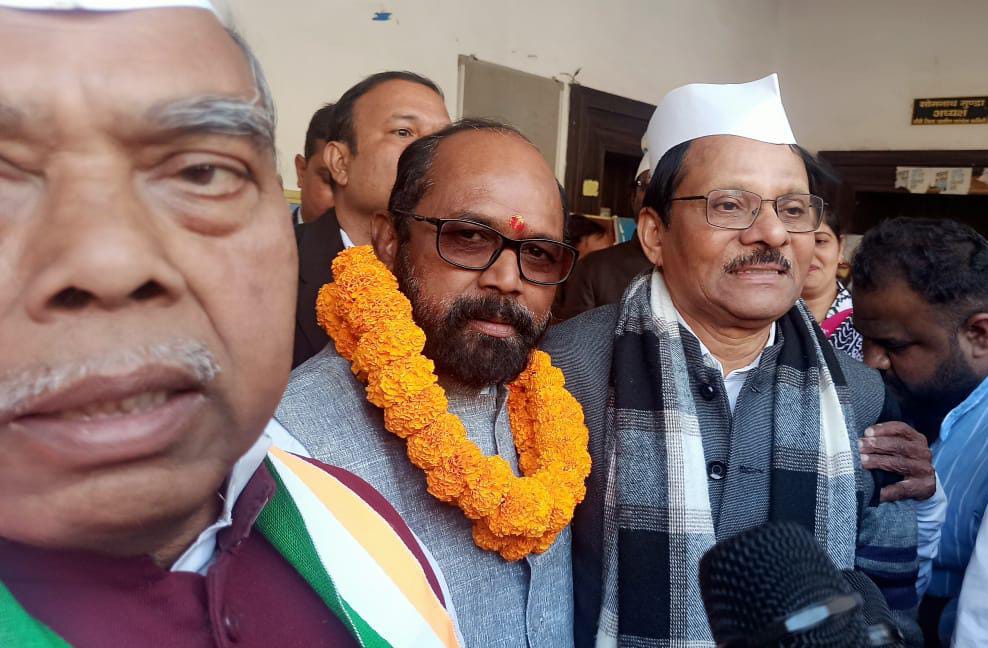 आदिवासी-मूलवासी अधिकारों के प्रखर योद्धा विजय शंकर नायक ने कांग्रेस का थामा दामन 1 Vijay Shankar Nayak a staunch crusader for tribal rights has joined the Congress party