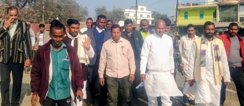 घनी आबादी वाले क्षेत्र में सड़क किनारे नाली नहीं बनने से ग्रामीणों में रोष,शिकायत मिलने के बाद विधायक ने किया स्थलीय निरीक्षण 1 Villagers are angry over the lack of roadside drains in a densely populated area the MLA conducted a site inspection after receiving complaints