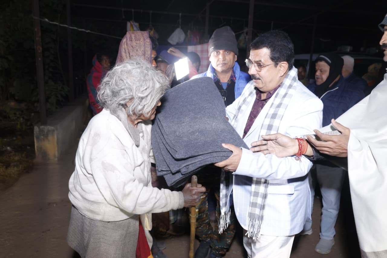 Warmth of humanity on a chilly night Hazaribagh Youth Wing distributed blankets to the needy late at night