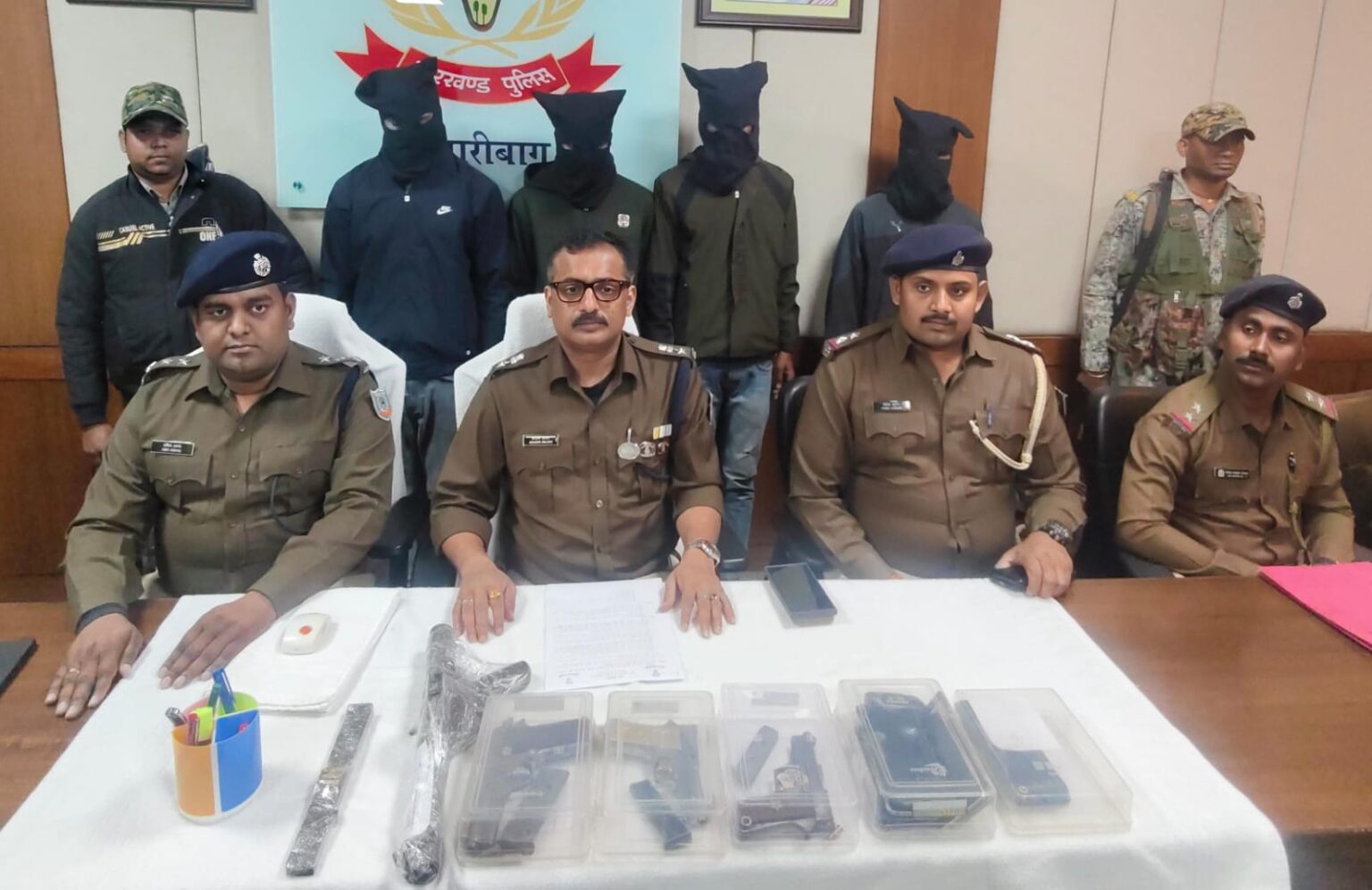 हजारीबाग पुलिस की बड़ी कार्रवाई, केरेडारी में संगठित अपराध के चार अपराधी हथियार समेत गिरफ्तार 1 WhatsApp Image 2025 12 07 at 16.05.11