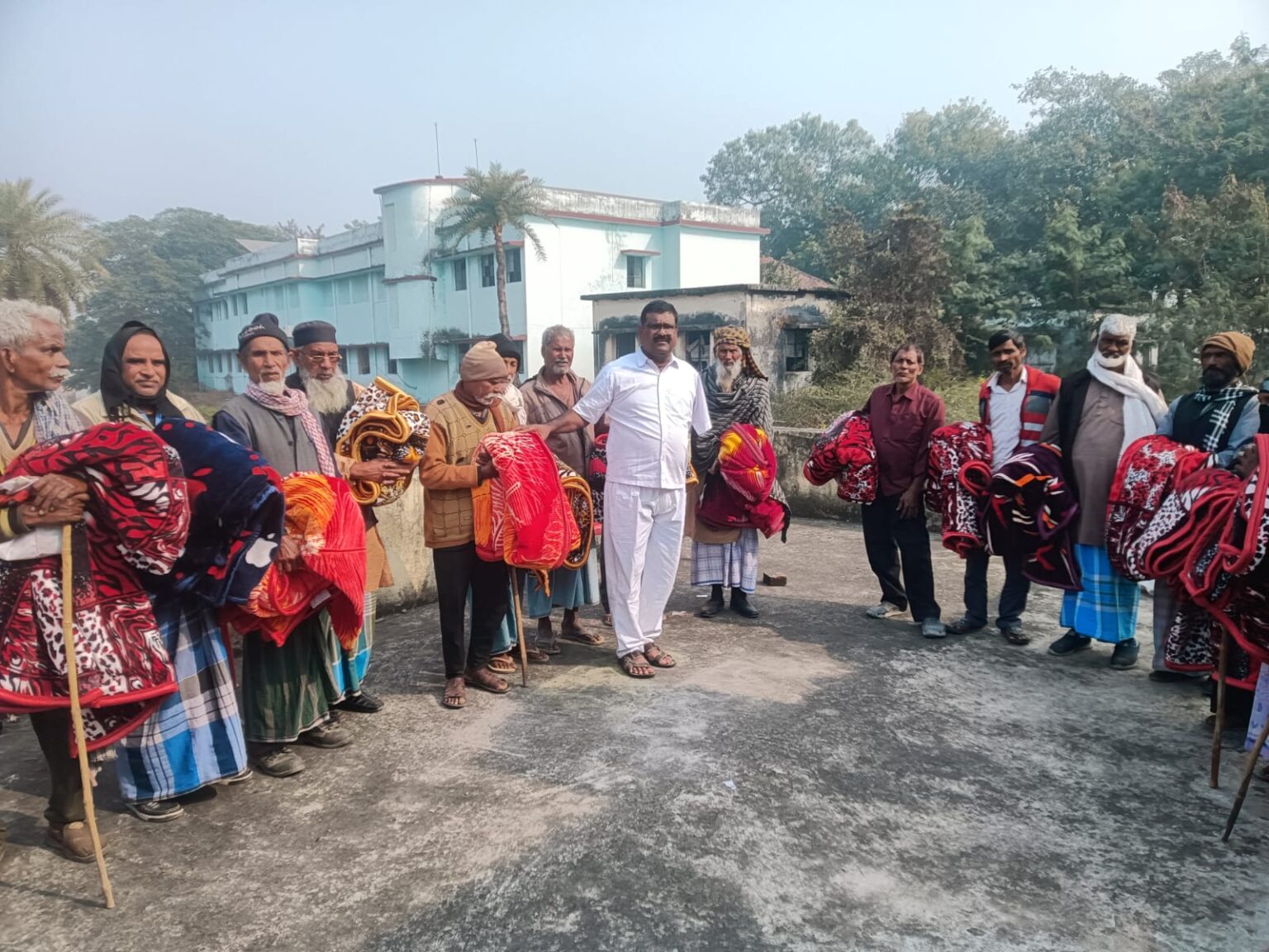 80 blankets distributed among the needy in Haidernagar West Panchayat an effort to provide relief from the cold