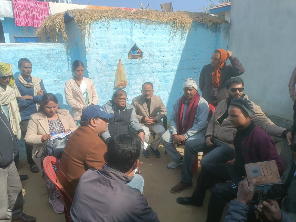 डब्लूएचओ की टीम पहुंची बरसोत, टीकाकरण के बाद चार माह के बच्चे की मौत मामले की हुई जांच, परिजनों से ली पूरी जानकारी 1 A WHO team arrived in Barsot to investigate the death of a four month old child following vaccination and gathered information from the family