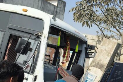 A major road accident was averted near the Barhi Gaya Road Over Bridge Maharani bus met with an accident but passengers were safe