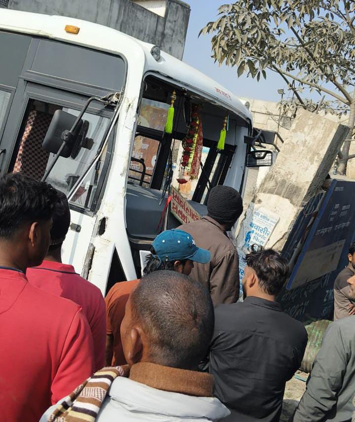 A major road accident was averted near the Barhi Gaya Road Over Bridge Maharani bus met with an accident but passengers were safe