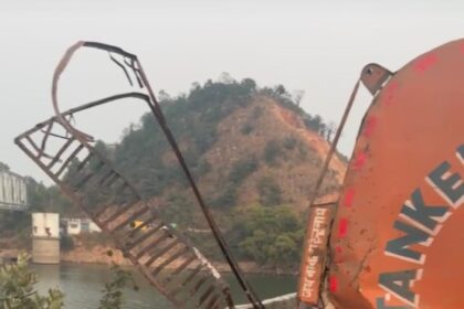 Chemical tanker overturns on Jawahar Bridge two youths help rescue the driver