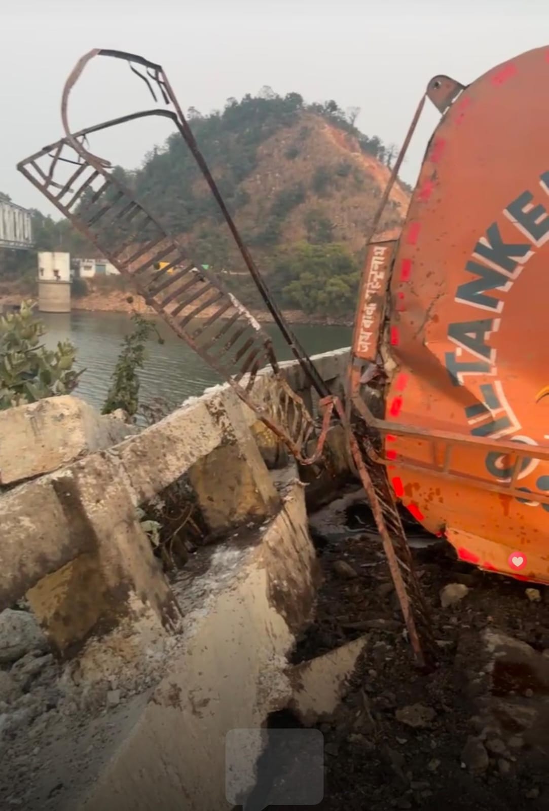 Chemical tanker overturns on Jawahar Bridge two youths help rescue the driver