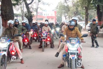 City Hawks continue their flag march in busy areas of Dhanbad to instill fear among criminals