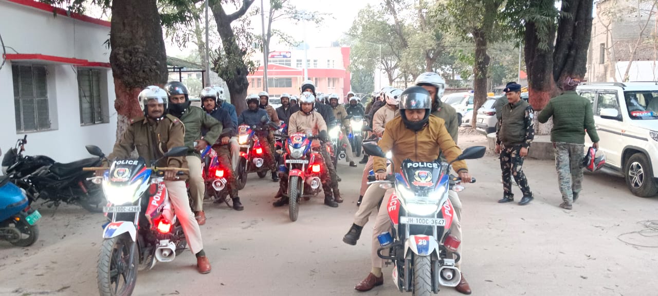 City Hawks continue their flag march in busy areas of Dhanbad to instill fear among criminals