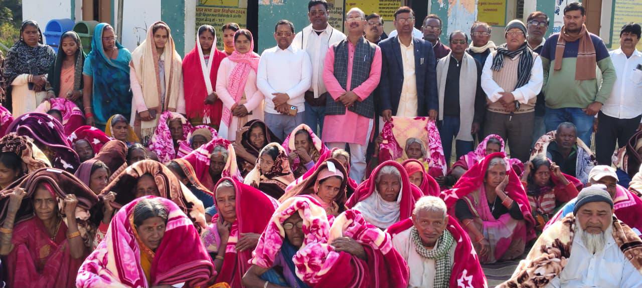 Cold relief initiative Public representatives distributed blankets among 140 needy people in Koriadih