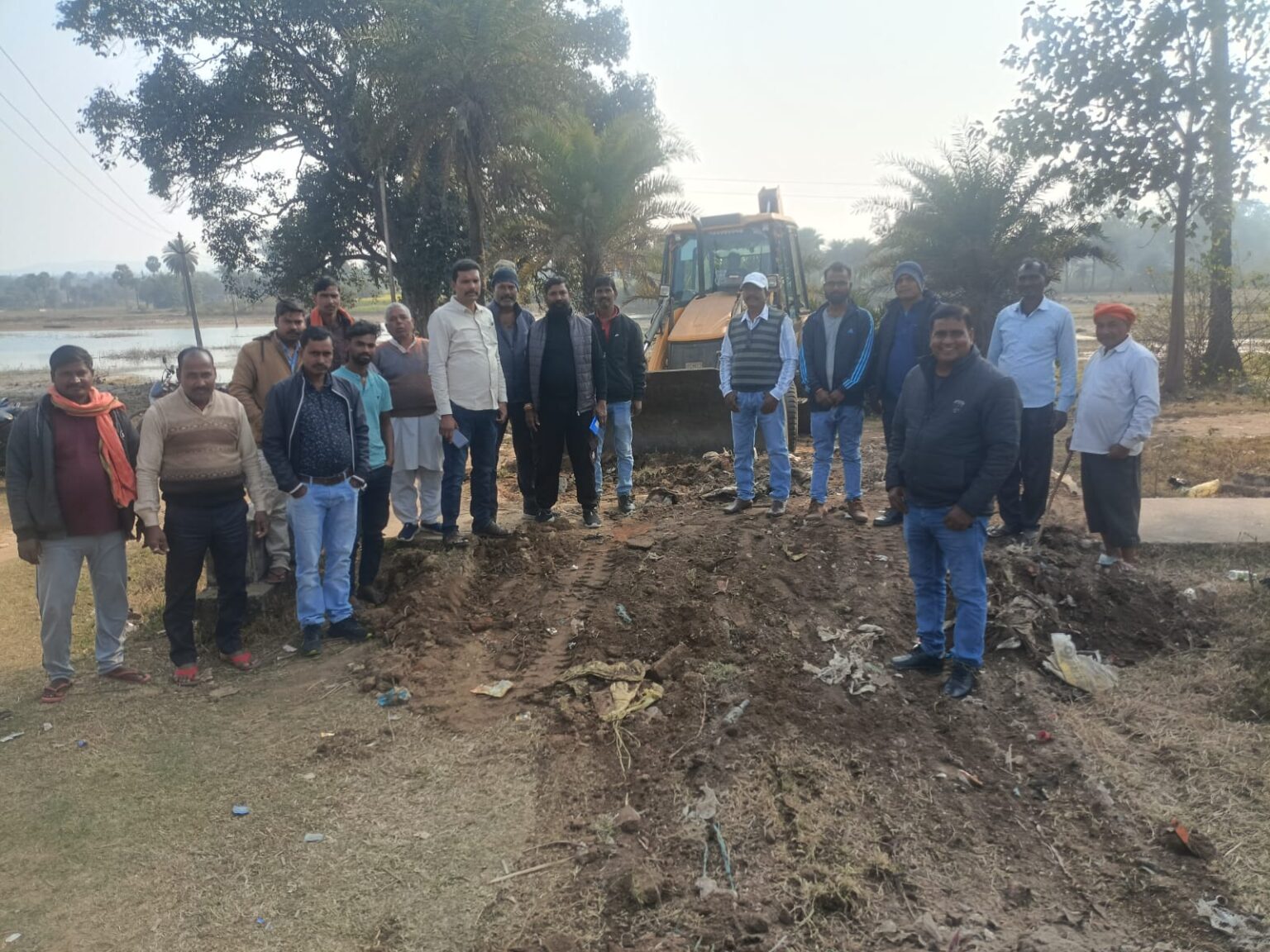 उप प्रमुख अमेरिका महतो ने निजी खर्च से बुलडोजर चलाकर कीचड़ व जलजमाव से दिलाई राहत 1 Deputy Chief America Mahato provided relief from mud and waterlogging by operating a bulldozer at his own expense