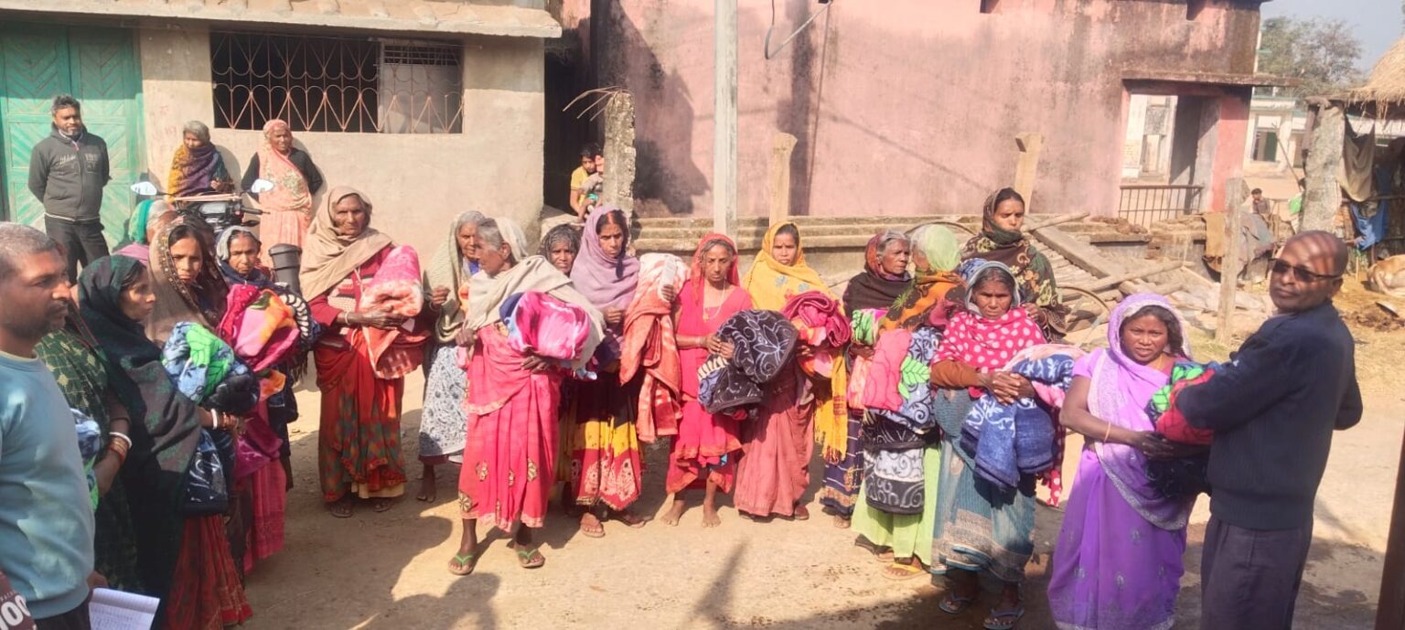 उपमुखिया बलराज यादव ने निजी खर्च से जरूरतमंदों के बीच बांटे कंबल 1 Deputy Chief Balraj Yadav distributed blankets among the needy at his own expense