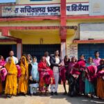 Distribution of blankets among the helpless at Bijaiya Panchayat Bhawan Zilla Parishad Vice President Kishun Yadav participated