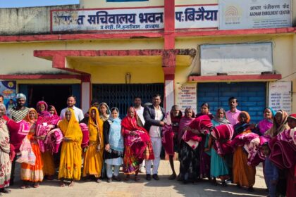 Distribution of blankets among the helpless at Bijaiya Panchayat Bhawan Zilla Parishad Vice President Kishun Yadav participated