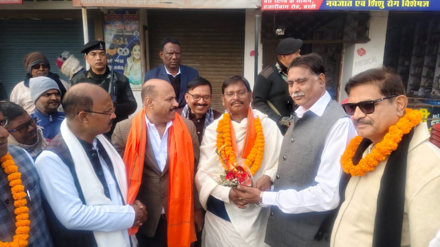 Former Chief Minister Arjun Munda was given a grand welcome by BJP workers at Barhi Chowk