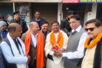 Former Chief Minister Arjun Munda was given a grand welcome by BJP workers at Barhi Chowk