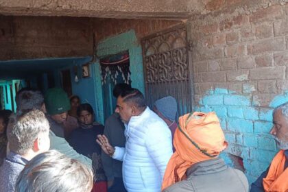 Former Sadar Assembly candidate Munna Singh met the families affected by wild elephant attacks and assured them of all possible help
