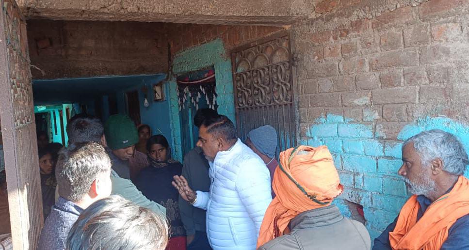 Former Sadar Assembly candidate Munna Singh met the families affected by wild elephant attacks and assured them of all possible help