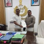 Former Sadar Assembly candidate Munna Singh submitted a memorandum to the DIG and SP regarding the suspicious death of Bittu Kumar