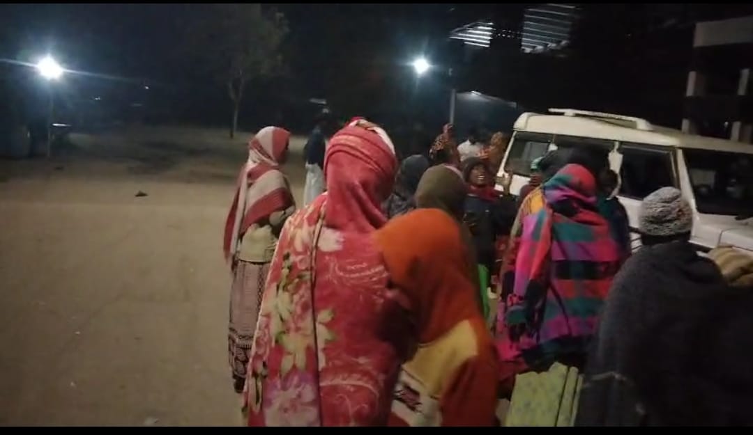 Four mafia members entered the village in the dark of night were surrounded by villagers and caught at a railway crossing and handed over to the police
