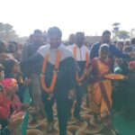 Hazaribagh DFO visits Srinagar village regarding ownership rights of DVC displaced peasants villagers welcome him