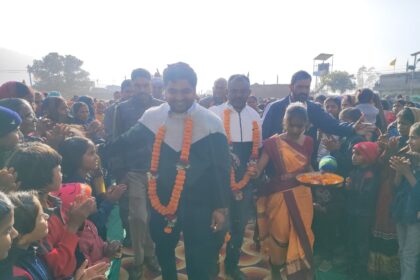 Hazaribagh DFO visits Srinagar village regarding ownership rights of DVC displaced peasants villagers welcome him