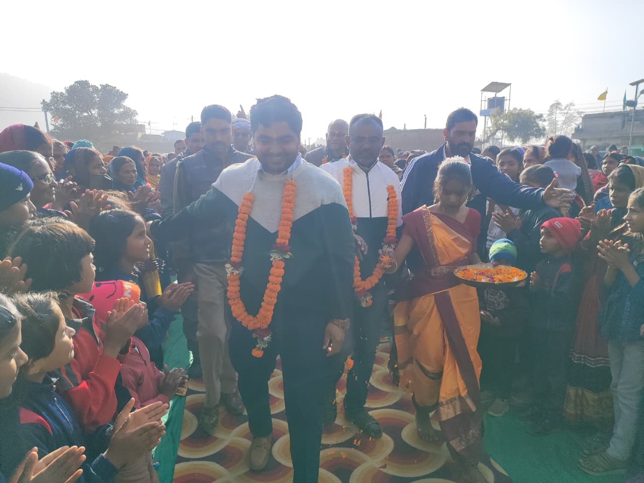 Hazaribagh DFO visits Srinagar village regarding ownership rights of DVC displaced peasants villagers welcome him