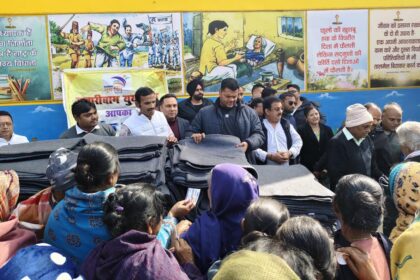 Hazaribagh Youth Wing pledged to serve in the harsh cold and distributed blankets among the needy