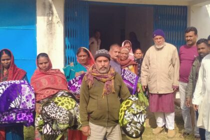 In an initiative to provide relief from the cold headman Abu Nasr Siddiqui distributed blankets to 140 needy people in Rambandh Panchayat