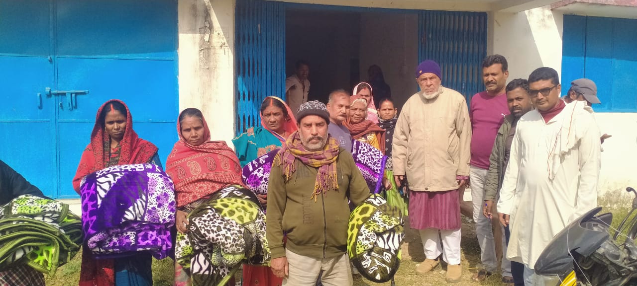 In an initiative to provide relief from the cold headman Abu Nasr Siddiqui distributed blankets to 140 needy people in Rambandh Panchayat
