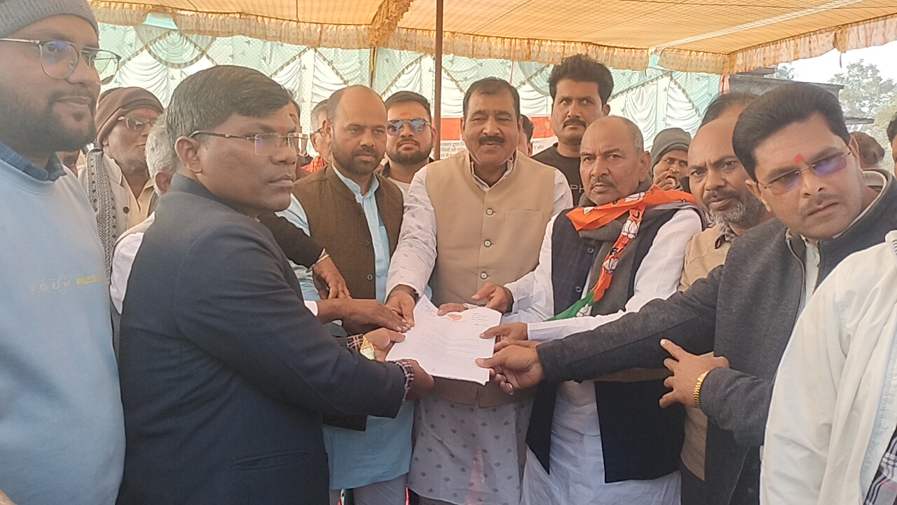 In support of the three point demands BJP workers demonstrated in front of Vishrampur Nagar Panchayat office and staged a one day protest