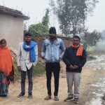 In ward 14 of Nagar Panchayat Kavilasi village dirty water from the drain is flowing on the road the road has turned into potholes and mud people are troubled