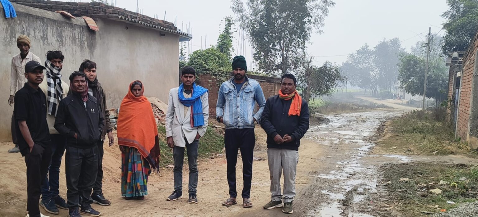 In ward 14 of Nagar Panchayat Kavilasi village dirty water from the drain is flowing on the road the road has turned into potholes and mud people are troubled