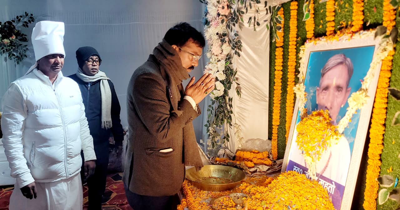 समाजसेवी जूठन महतो के ब्रह्म भोज में विधायक व विशिष्ट लोग हुए शामिल, दी श्रद्धांजलि 1 MLA and dignitaries attended the Brahma Bhoj of social worker Juthan Mahato and paid tribute