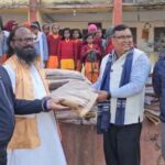 MP Manish Jaiswals initiative brought a gift to Aarsh Kanya Gurukul MP representative handed over a blanket to the Gurukuls Acharya