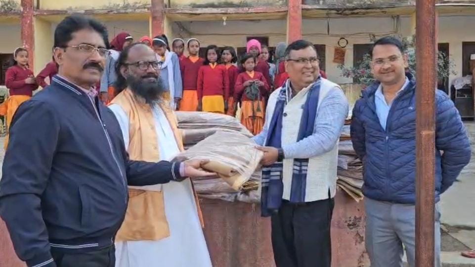 MP Manish Jaiswals initiative brought a gift to Aarsh Kanya Gurukul MP representative handed over a blanket to the Gurukuls Acharya