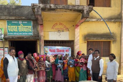 Mehta Vikas Manch is continuously distributing blankets among the needy