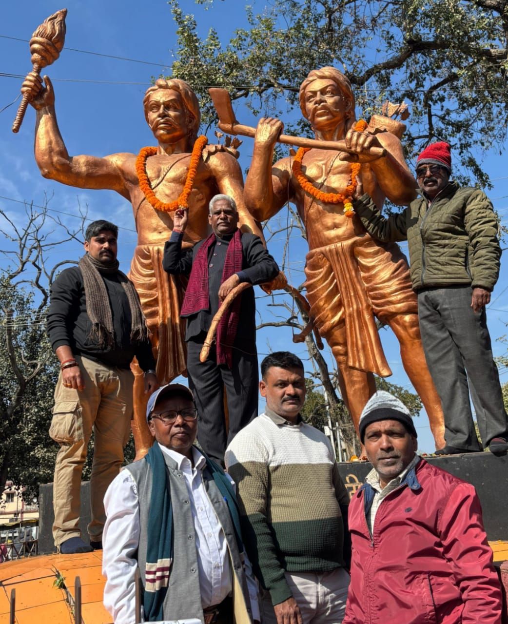 Municipal Corporation forgot Shahid dust covered statue cleaned after Bateshwar Mehtas intervention CITU