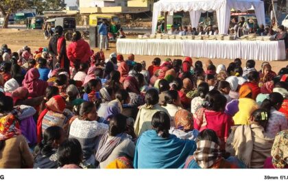 Om Shankar Guptas service campaign in the harsh cold distributing shawls among more than 500 women