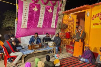 On Paush Purnima a wave of devotion surged at Sankat Mochan Dham Pathrol khichdi prasad was distributed along with bhajan evening and Hanuman Maha Aarti