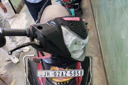 Scooty and motorcycle stolen from Ichhak turn application given in police station demanding action