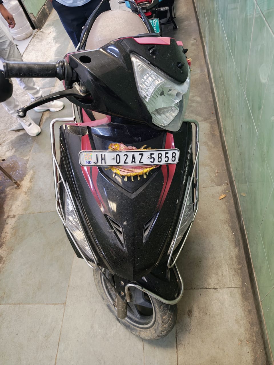 Scooty and motorcycle stolen from Ichhak turn application given in police station demanding action