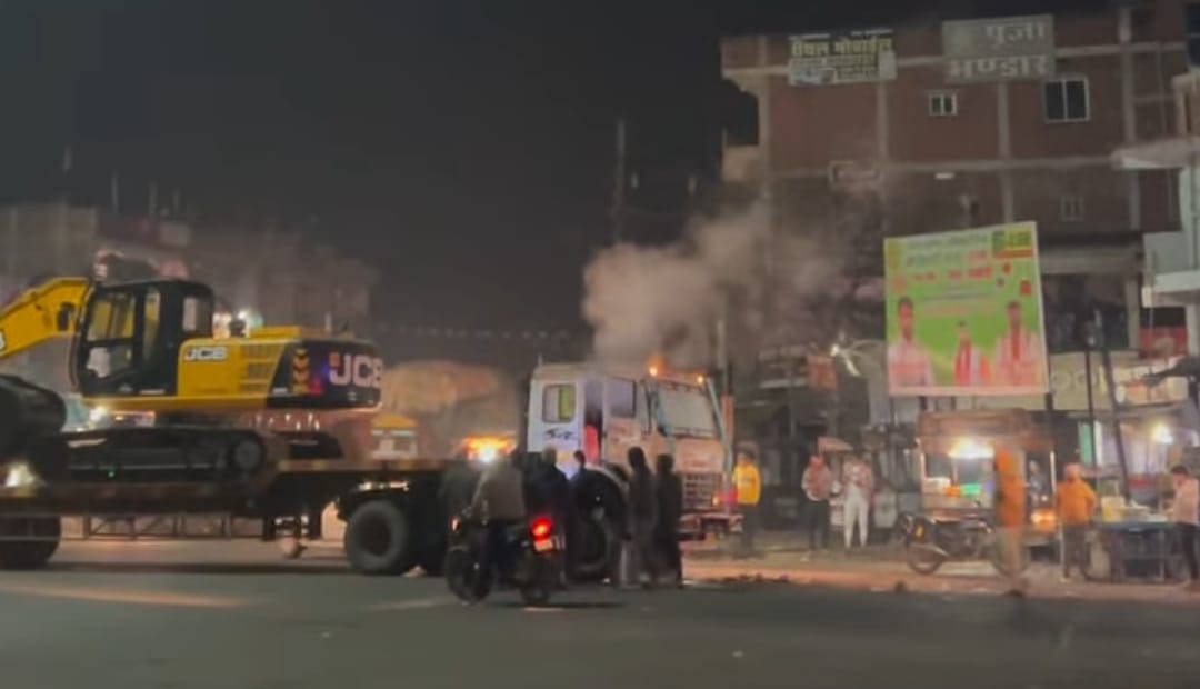 Smoke suddenly rose from a JCB laden trailer at Barhi Chowk a major accident was averted due to the promptness of the people