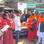 The future presidential candidate and social worker distributed chuda jaggery and tilkut at Vishrampur bus stand