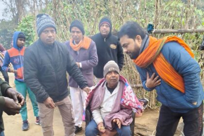 Ward councilor candidate and social worker distributed 350 blankets among the needy by going door to door in Godrama Kala village