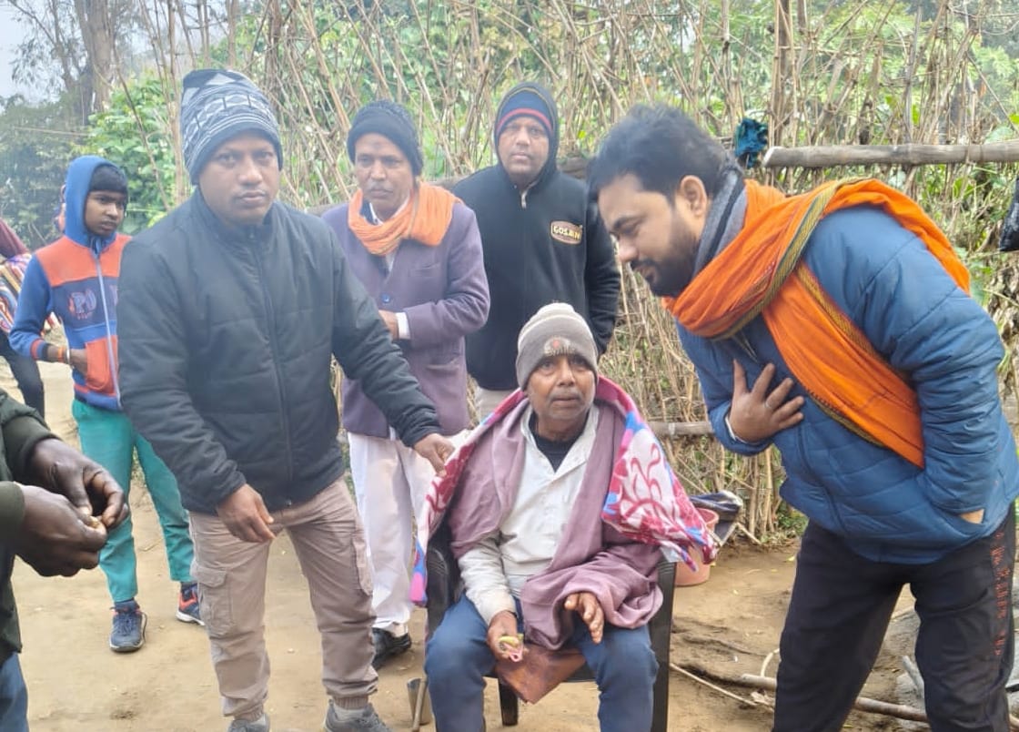 वार्ड पार्षद प्रत्याशी व समाजसेवी ने गोदरमा कला गांव में घर- घर जाकर जरूरतमंदों के बीच 350 कंबल का किया वितरण 1 Ward councilor candidate and social worker distributed 350 blankets among the needy by going door to door in Godrama Kala village