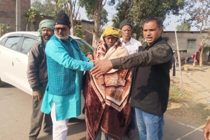 सांसद के निर्देश पर प्रतिनिधि बंटी मोदी ने ज़रूरतमंदों के बीच किया कम्बल का वितरण