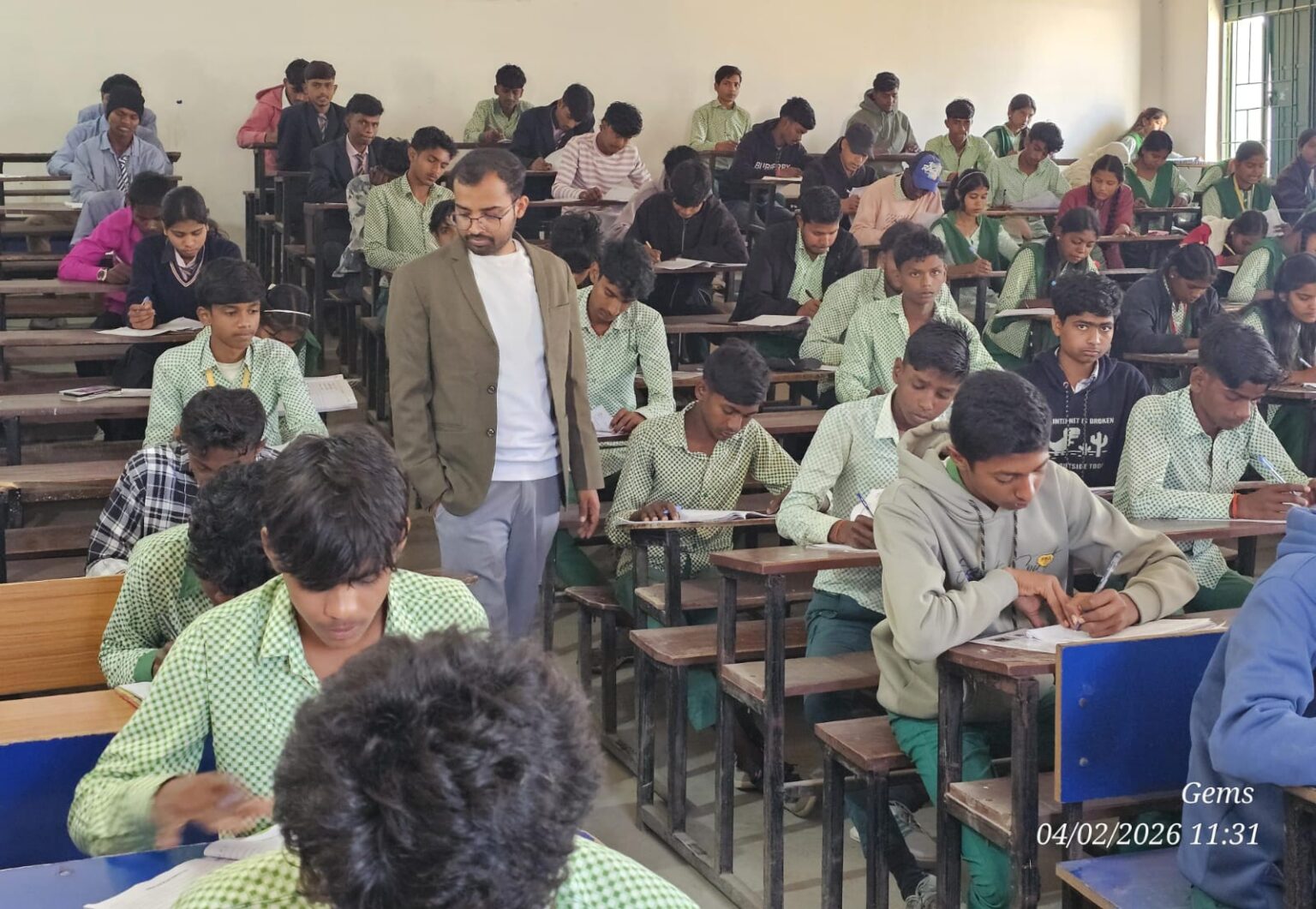 जयपाल महतो ने मैट्रिक-इंटर परीक्षा केंद्रों का बीडीओ किया निरीक्षण 1 Jaipal Mahato inspected the Matriculation Intermediate examination centers as BDO