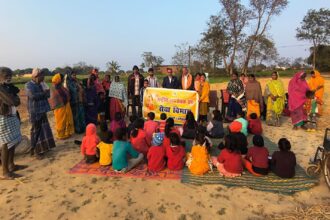 New clothes were distributed to children at Bal Sanskaar Kendras in Barhi under the Seva Saptah